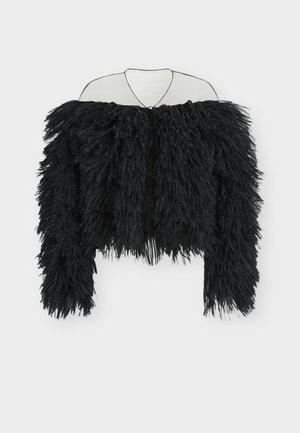 Veste noire à manches longues avec texture à franges ébouriffées, design épaules dénudées et devant ouvert, suspendue sur un cintre en fil métallique sur fond blanc.