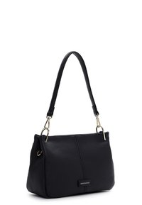 Borsa a tracolla nera in pelle con finitura texture, forma rettangolare, tracolla regolabile, dettagli in metallo dorato e un'etichetta con logo sul fronte.