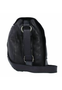 Bolso de mano de cuero azul marino con una textura suave, forma redondeada, detalles en metal plateado y una correa desmontable. Presenta una apertura superior para el acceso.
