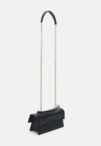 Svart skinnveske med en strukturert, sammenfoldet design. Den har en gullkjede-rem og et naglet svart håndtak. Glatt tekstur, minimal detaljering.