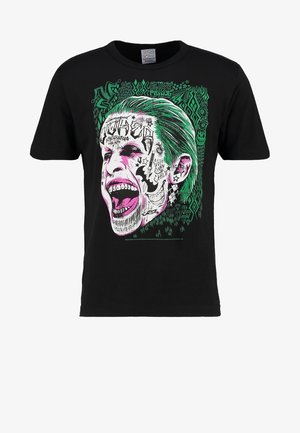 Czarna bawełniana koszulka z grafiką przedstawiającą twarz śmiejącej się postaci, ozdobioną jasnymi zielonymi i różowymi kolorami oraz różnymi tatuażami.