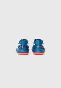 Des chaussures de sport bleues avec une tige synthétique lisse, des accents blancs et un design texturé. La semelle est en caoutchouc orange vif pour une meilleure adhérence.