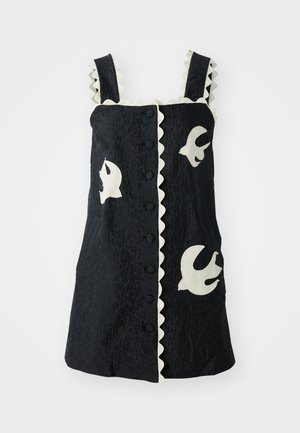 Čierne bezrukávové šaty s vykrajovaným bielym lemom, s piatimi gombíkmi a bielymi motívmi vtákov na prednej strane, textúrovaná tkanina.