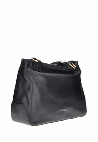 Borsa a tracolla in pelle nera con una texture morbida, dettagli in metallo dorato e un design spazioso. Presenta due manici superiori e un dettaglio con logo.