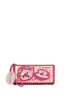 Clutch rettangolare rosa con applicazioni a forma di teiera e tazza da tè, dettagli floreali, sfondo a strisce e etichetta della Pink Ribbon Foundation attaccata.