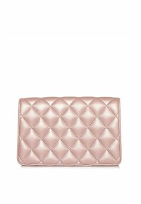 Różowy portfel pikowany z gładkim, błyszczącym wykończeniem; ma prostokątny kształt i wzór w diamenty; lekki i kompaktowy design.