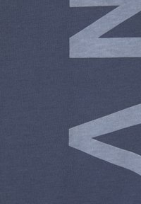 Navyblaues T-Shirt mit weicher Textur, das große, hellgraue Buchstaben auf der Vorderseite aufgedruckt hat. Einfaches, minimalistisches Design.