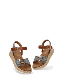 Sandalias de cuña con una correa marrón y parte superior de tejido azul, que cuentan con una hebilla decorativa y una suela de yute natural texturizada.