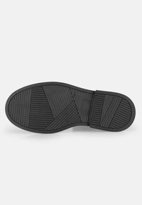 Suela de zapato de goma negra con un patrón texturizado que presenta diferentes formas geométricas y surcos para el agarre. Número de talla 37 visible.
