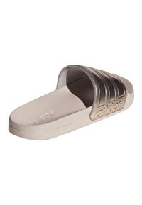Chanclas de Adidas con esquema de color bronceado y plateado metálico. Presentan tres rayas texturizadas, una plantilla de Cloudfoam y un empeine suave.