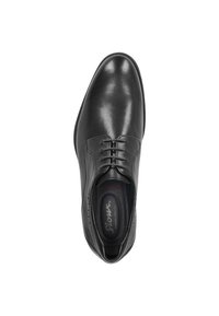 Zwarte leren veterschoen met een gladde afwerking, ronde neus en een slank profiel. Voorzien van vijf oogjes en subtiele stikdetails.