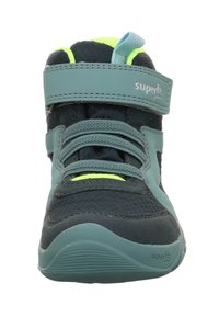 Vysoké sportovní boty v odstínech modro-zelené a tmavě šedé, s texturovanou síťovinou, suchým zipem a neonově žlutými detaily. Lehká podešev.