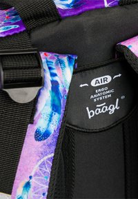 Zaino con un vivace motivo viola e blu con accenti geometrici, spallacci neri ergonomici e un'etichetta "SISTEMA ANATOMICO AIR ERGO".