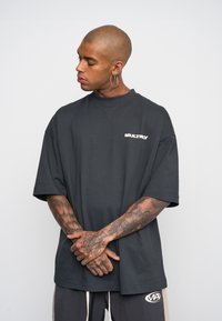 Multiply Apparel FONT  - T-shirts print - black soda
