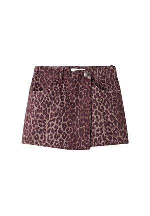 Jupe en denim à imprimé léopard dans des nuances de bordeaux et de beige, dotée de deux poches avant et d'une fermeture à bouton en argent.