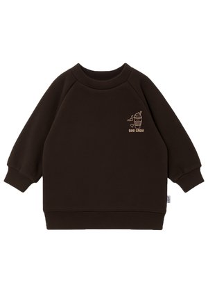Brauner Sweatshirt mit Rundhalsausschnitt, Raglanärmeln und gerippten Bündchen. Mit einem hellbraunen Grafikdesign eines Desserts und dem Text "BOO CREW".