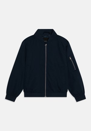 Giacca bomber blu navy con colletto rialzato, zip frontale completa, polsini elasticizzati e tasca con zip sulla manica. Texture del tessuto liscia.