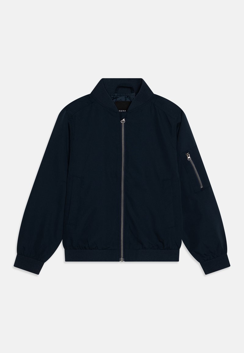 Giacca bomber blu navy con colletto rialzato, zip frontale completa, polsini elasticizzati e tasca con zip sulla manica. Texture del tessuto liscia.