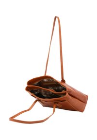 Tan leren tote bag met een open ontwerp, voorzien van een geruite voering, twee compartimenten en smalle schouderbanden.