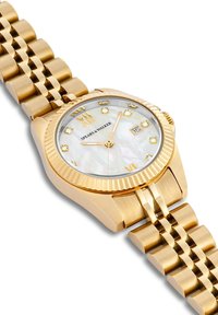 Reloj de pulsera de tono dorado con una correa de metal texturizada, un dial redondo de madreperla, marcadores de hora dorados y una pantalla de fecha a las 3 en punto.
