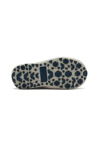 Suola di scarpa in gomma con un motivo di presa testurizzato in blu scuro e grigio chiaro. Presenta design esagonali e triangolari per una maggiore aderenza.