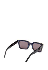 Occhiali da sole rettangolari con una montatura blu scuro, lenti grigie sfumate e aste nere con un accento dorato lungo il bordo superiore.