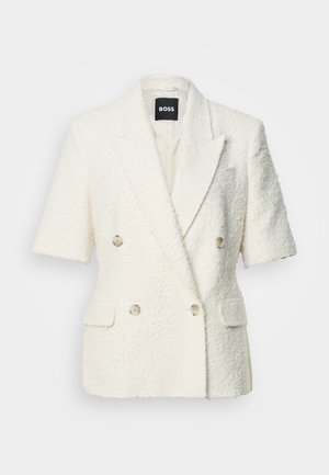 Κρεμ σακάκι με κοντά μανίκια, διπλό στήθος και ανάγλυφη υφή, με γιακά τύπου notch, τέσσερα κουμπιά και εμπρόσθιες τσέπες με καπάκι.