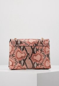 Borsa a tracolla a stampa serpente rosa e nera con forma strutturata, texture liscia e dettagli in metallo dorato. Caratterizzata da una chiusura a patta e foderata in tessuto.