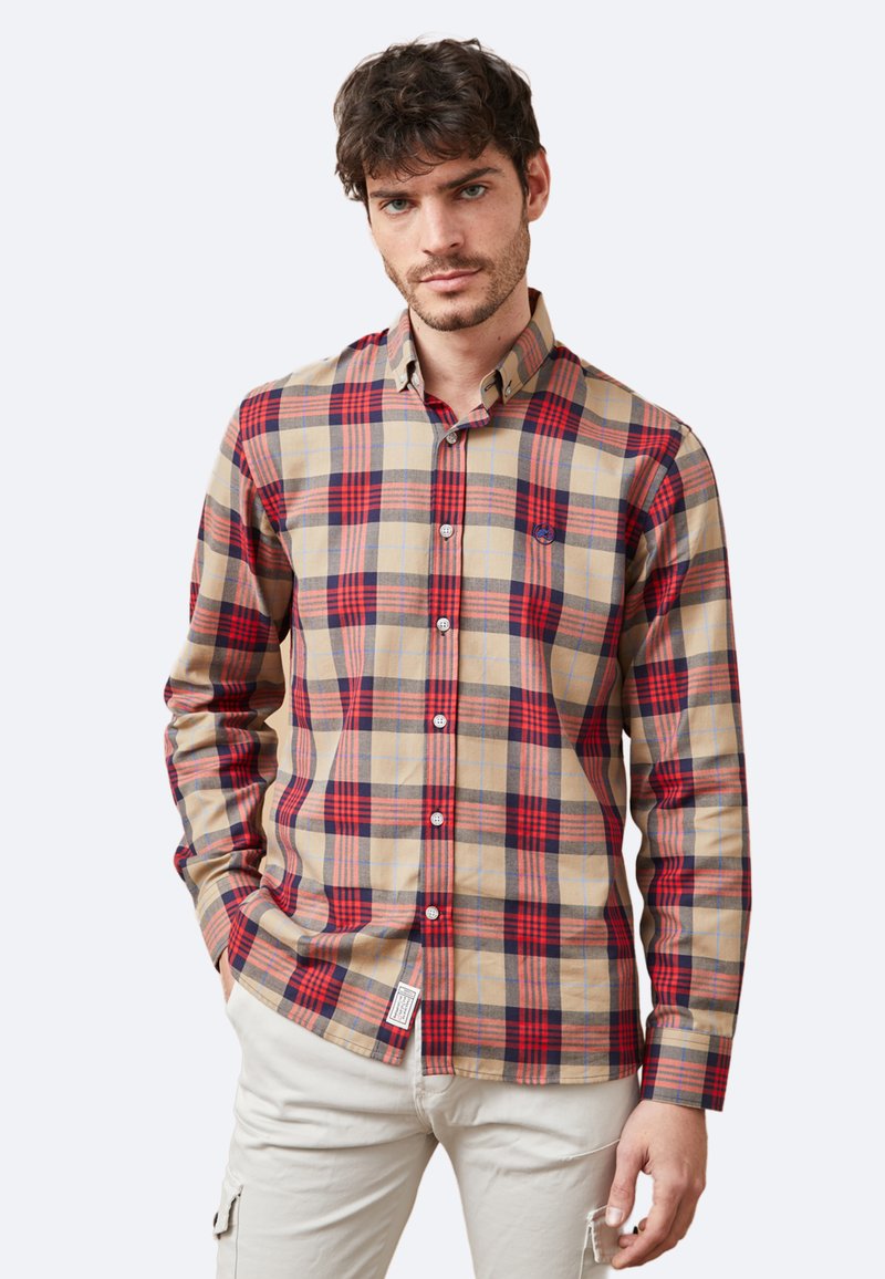 Camisa de cuadro de manga larga para hombre en beige, rojo y azul marino; presenta un collar abotonado y una tapeta frontal con botones blancos. Tejido de algodón suave.