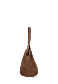Borsa in suede marrone con forma triangolare e una singola tracolla annodata. Presenta una texture morbida e bordi grezzi.