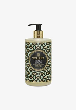 Voluspa French Linen naturlig fugtgivende håndsæbe i en 450 ml pumpeflaske med sort, guld og lyseblåt geometrisk mønster.