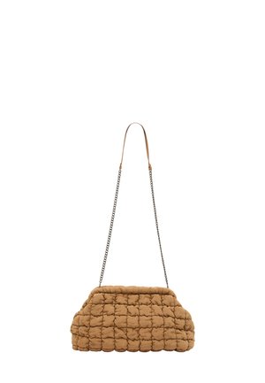 Borsa a spalla marrone imbottita con una texture a trapuntatura, dotata di una tracolla a catena e una forma strutturata. Caratteristiche principali includono una superficie morbida e soffice.