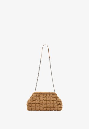 Borsa a spalla marrone imbottita con una texture a trapuntatura, dotata di una tracolla a catena e una forma strutturata. Caratteristiche principali includono una superficie morbida e soffice.