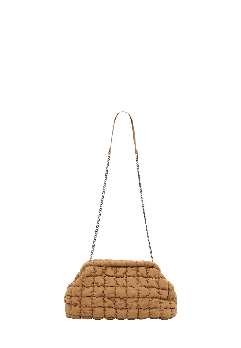 Borsa a spalla marrone imbottita con una texture a trapuntatura, dotata di una tracolla a catena e una forma strutturata. Caratteristiche principali includono una superficie morbida e soffice.