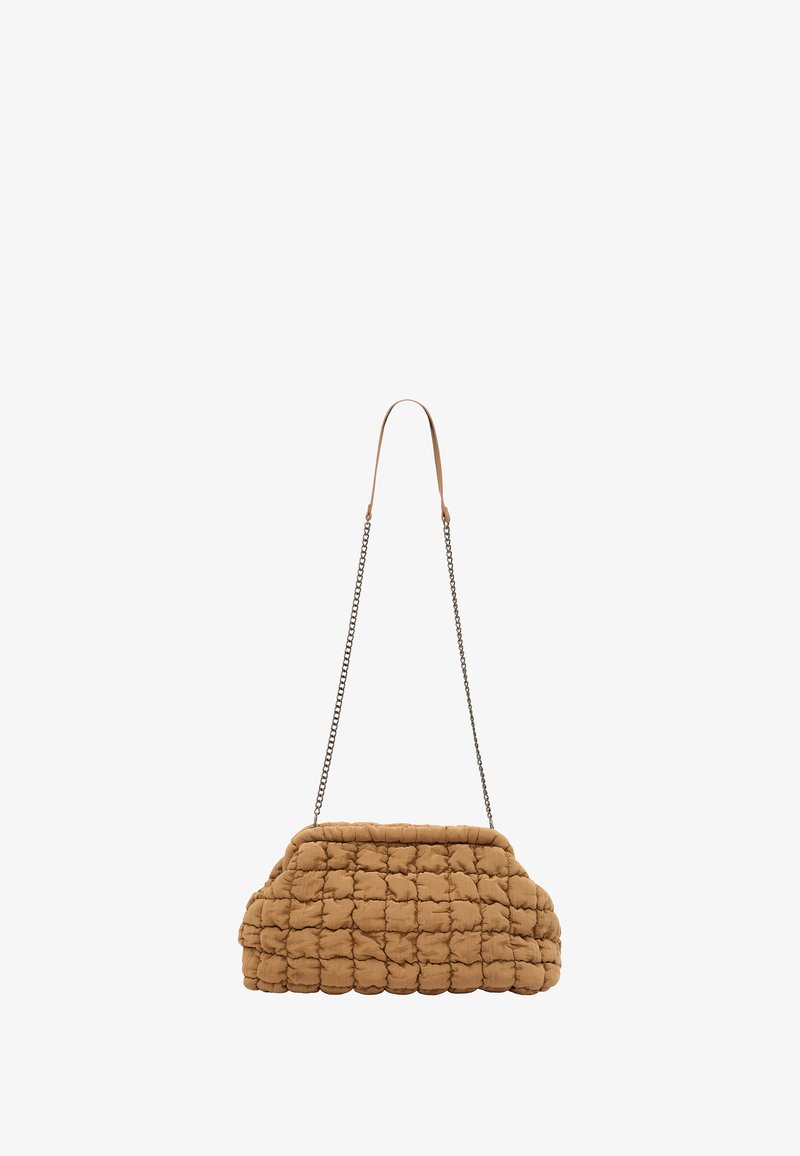 Borsa a spalla marrone imbottita con una texture a trapuntatura, dotata di una tracolla a catena e una forma strutturata. Caratteristiche principali includono una superficie morbida e soffice.