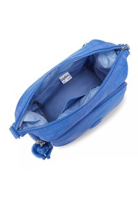 Portafoglio blu con zip dalla consistenza morbida, con un interno azzurro chiaro e un piccolo accento in pompon. L'etichetta recita "Kipling Live Light."