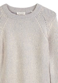 Hellblau- und cremefarbener gestreifter Strickpullover mit runder Halslinie, geripptem Muster und Raglanärmeln. Marke: Marc O'Polo.