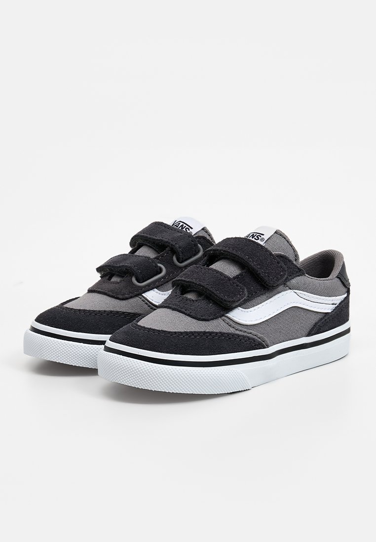 Czarno-szare sneakersy z zamszowej i materiałowej cholewki, z dwoma rzepami, białymi akcentami i teksturowaną gumową podeszwą.