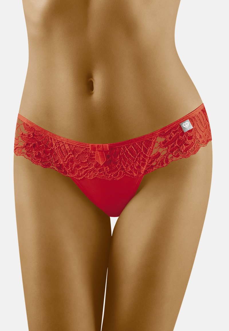 Rode kanten slips met een doorzichtige kanten tailleband met bloemenpatronen, een centrale strikaccent en een glad, ondoorzichtig stoffen lichaam.