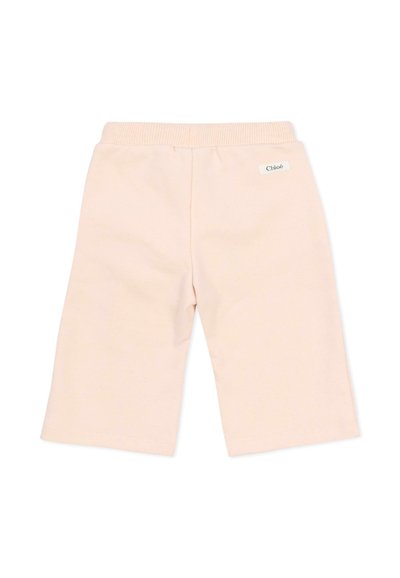 Shorts pour tout-petit rose clair avec taille élastique et petite étiquette logo « Chloé » sur le côté droit.