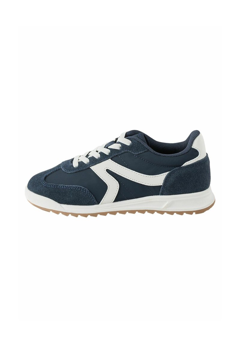Marine sneakers met witte accenten, vervaardigd uit stof en suède, vetersluiting, lage profiel en een getextureerde rubberen zool met grip.