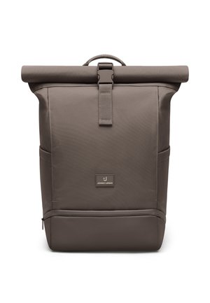Brauner Rolltop-Rucksack mit vorderer Schnalle, Seitentaschen, Reißverschlussfach am Boden und einem "Johnny Urban" Logo-Patch in der Mitte.