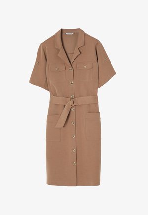 Tan jurk met korte mouwen, een puntige kraag, sluiting met voorknopjes, twee borstzakken en een bijpassende riem. Gemaakt van een soepele, lichte stof.