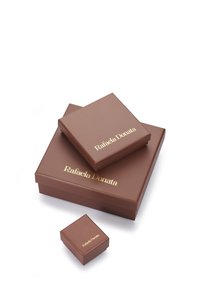 Brune gaveæsker med guldtekst "Rafaela Donata." Tre størrelser stablet, med en glat tekstur og enkelt, elegant design.