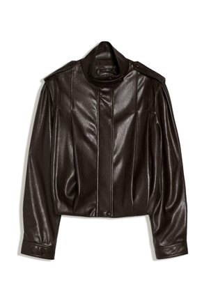 Dunkelbraune Lederjacke mit hohem Kragen, langen Ärmeln und Knopfdetails an den Schultern, flach auf weißem Hintergrund liegend.