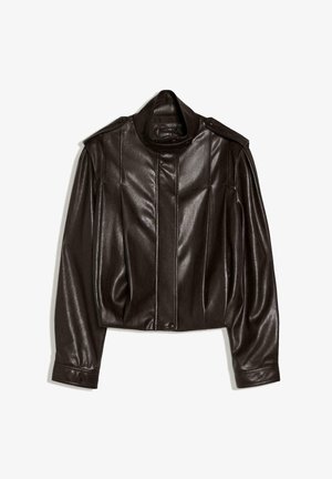 Veste en cuir marron foncé avec col haut, manches longues et détails de boutons sur les épaules, posée à plat sur fond blanc.