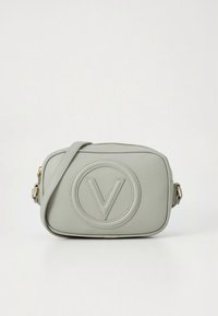 Mala transversal de couro cinza claro texturizado com logótipo circular em relevo com a letra "V" e correia de ombro ajustável sobre fundo branco.