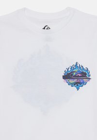 Witte T-shirt met korte mouwen met een kleurrijke bedrukte logo featuring blauwe vlammen en een bergontwerp. Soepele stof met een ronde hals.