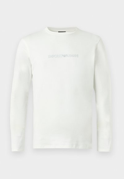 Λευκό μακρυμάνικο μπλουζάκι με στρογγυλή λαιμόκοψη και διακριτικό ανάγλυφο λογότυπο "EMPORIO ARMANI" στο κέντρο του στήθους.