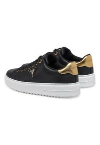 Baskets en cuir synthétique noir avec des accents dorés, semelle en caoutchouc blanc et détail de logo sur le côté. Design à lacets avec œillets en métal.